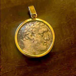 ZURQIEH COIN ENGRAVED IN 18K GOLD.